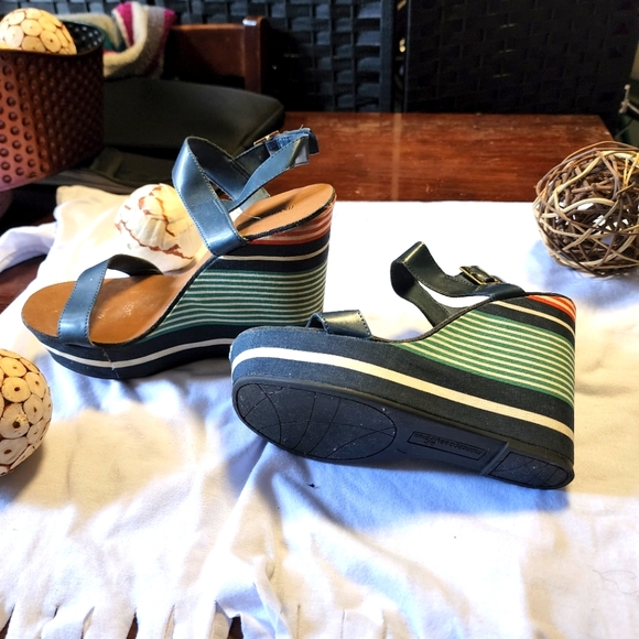 These lovely pair of Sandals are waiting to be chosen!!! - Picture 4 of 10